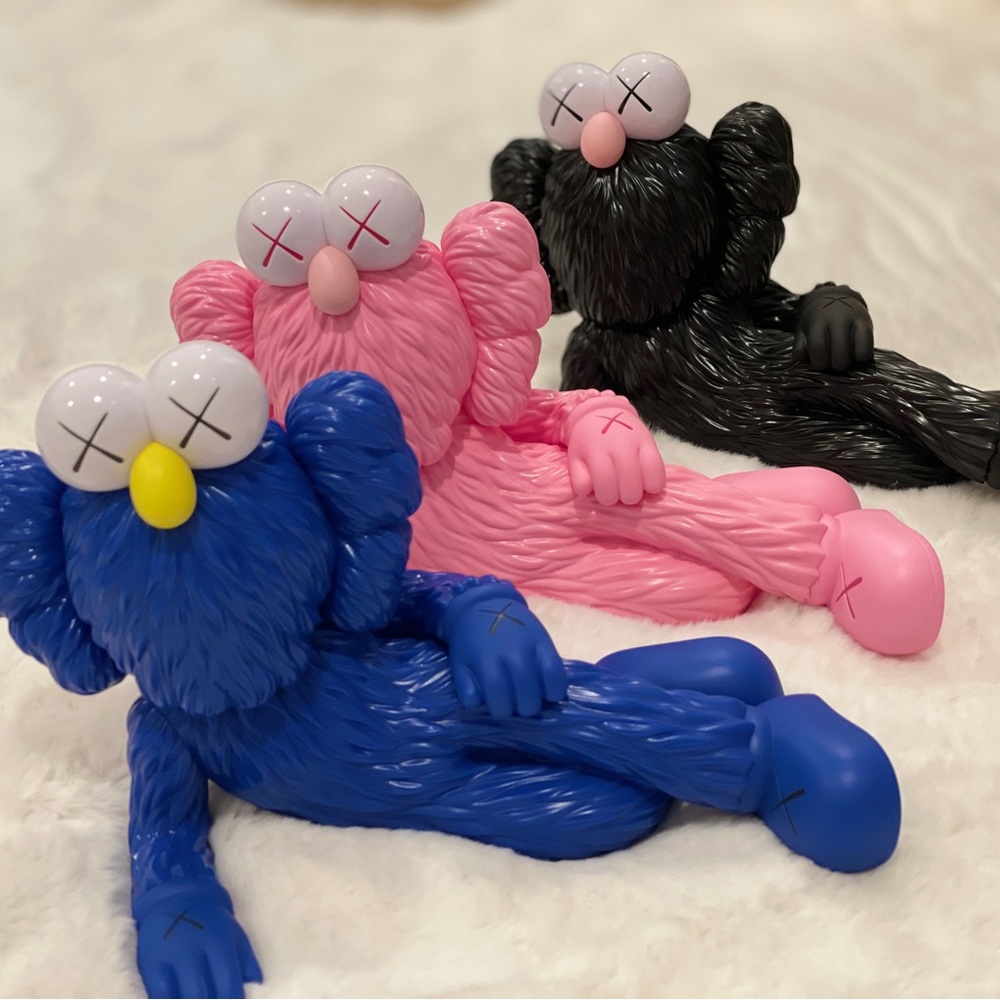 KAWS TIME OFF Vinyl Figure (BLUE / PINK / BLACK )